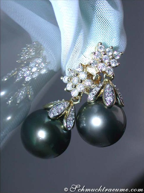 Goldene Ohrstecker mit großen Tahitiperlen und Brillantkristallen