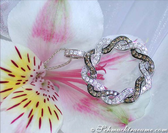 Weißgold-Anhänger mit braunen & weißen Diamanten, Detailaufnahme, Perspektive von oben