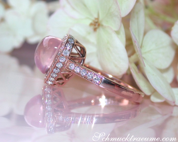 Rosenquarz-Brillanten-Ring Herz-Design, roségold, Cabochon-Schliff, Detailaufnahme