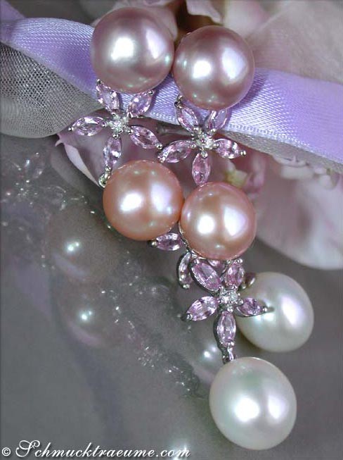 Pastellfarbene Süßwasserperlen mit Saphiren auf lila Band, Detailansicht.