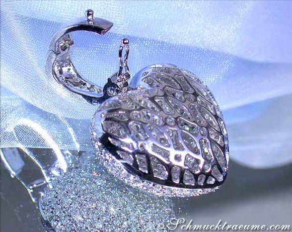Weißgold Herzanhänger mit Diamantpavé, Detailaufnahme, glänzend, elegant