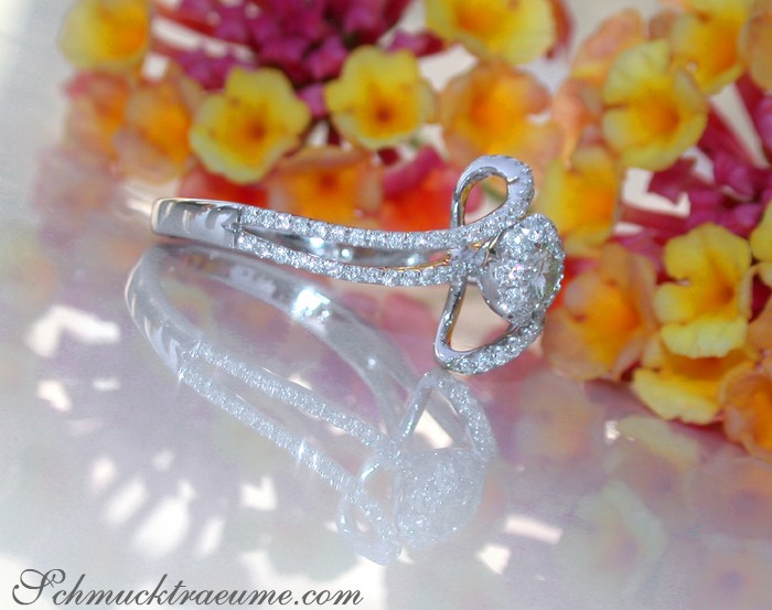 Schlichter Diamant-Solitär-Ring mit 0.70 Karat, Farbe W SI1/2, in Weißgold 750, vor blühenden Blüten.