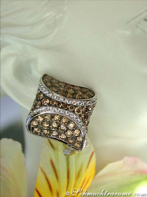 Detailansicht von Ohrsteckern aus Weißgold 585 mit naturbraunen und weißen Brillanten.