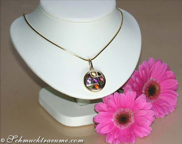 Multicolor Edelsteinanhänger mit farbenfrohem Design auf Kette
