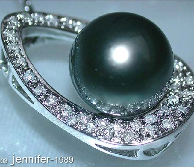 Tahitiperlen-Anhänger im Mikimoto-Design mit Brillanten, Detailaufnahme, 0.400 Karat, 12-13 mm, Weißgold 750 Tahitiperlen-Anhänger im Mikimoto-Design mit Brillanten, Detailaufnahme, 0.400 Karat, 12-13 mm, Weißgold 750