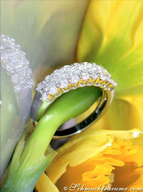 Goldener Diamantring mit Baguette-Diamanten auf Blume