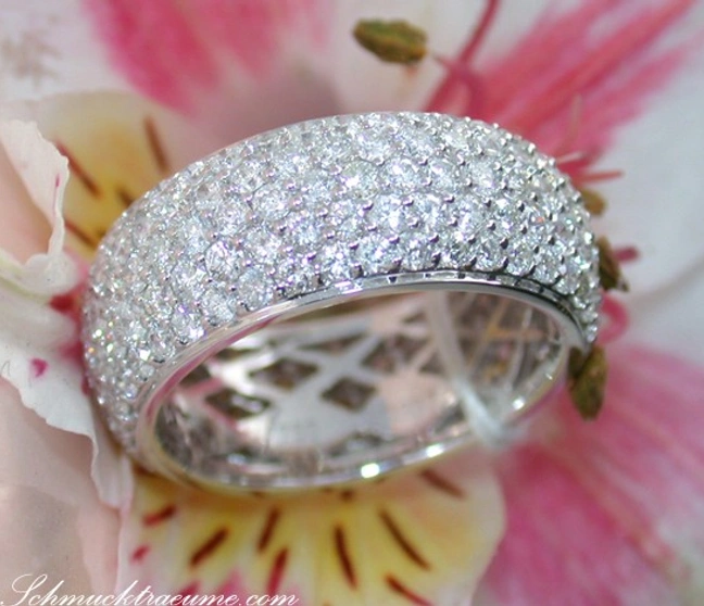 Klassischer Fünfreihiger Brillantenring auf Blüte, detailreich, Weißgold 750 Klassischer Fünfreihiger Brillantenring auf Blüte, detailreich, Weißgold 750