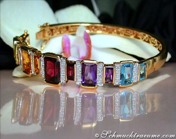 Gelbgold-Armreif mit farbigen Edelsteinen und Diamanten, detailreich, hochwertig verarbeitet