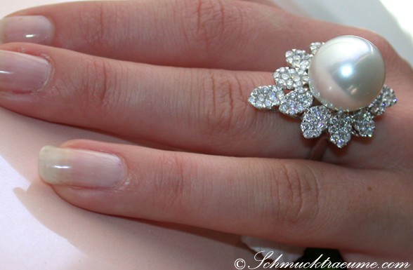 Südseeperlen-Ring mit Brillanten in Weißgold, Detailansicht auf Handfinger