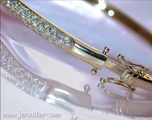 Gelbgold-Armreif mit Diamanten, Detailaufnahme, Trageszene, elegant.