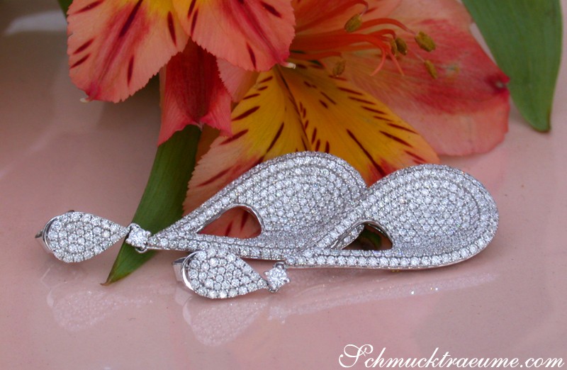 Weißgold-Tropfen-Ohrgehänge mit Diamanten, Detailaufnahme, elegant und luxuriös