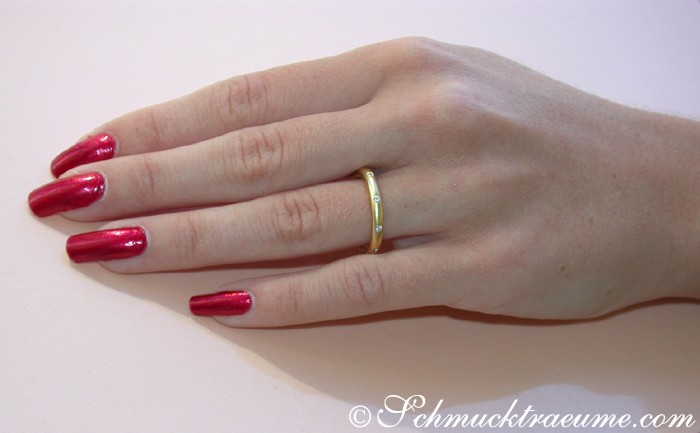 Goldener Brillantenring im Sternenhimmel-Design mit H SI, 0.153 Karat, auf der Hand getragen