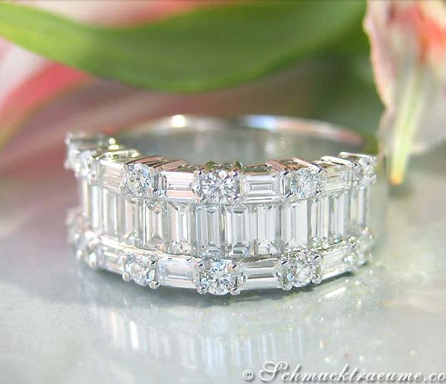 Erstklassiger Diamantenring mit Baguette-Schliff in Weißgold 750 Erstklassiger Diamantenring mit Baguette-Schliff in Weißgold 750