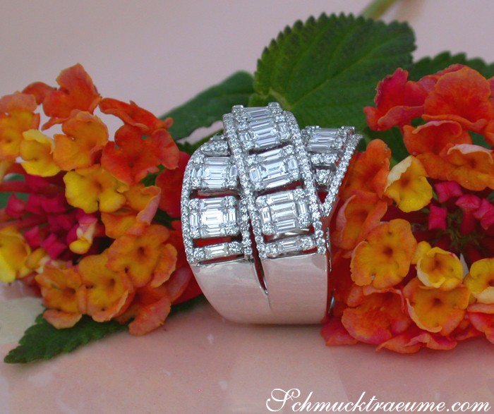 Raffinierter Brillantenring mit Baguette-Diamanten auf Blumenhintergrund