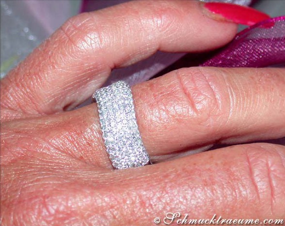 Detailaufnahme eines eleganten Diamantringes in Weißgold 750