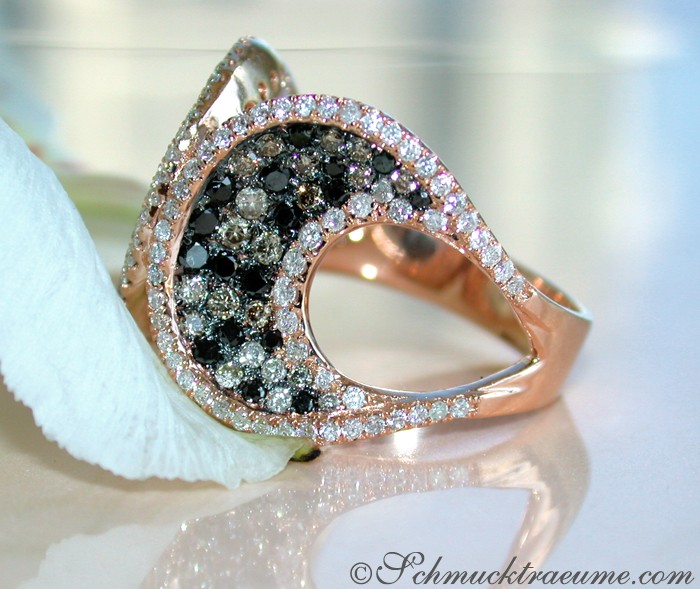 Detailansicht von Ring mit schwarzen und naturbraunen Diamanten in Roségold 750