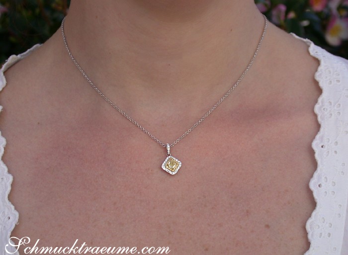 Klassischer Gelb-Diamant-Anhänger auf silberner Kette getragen