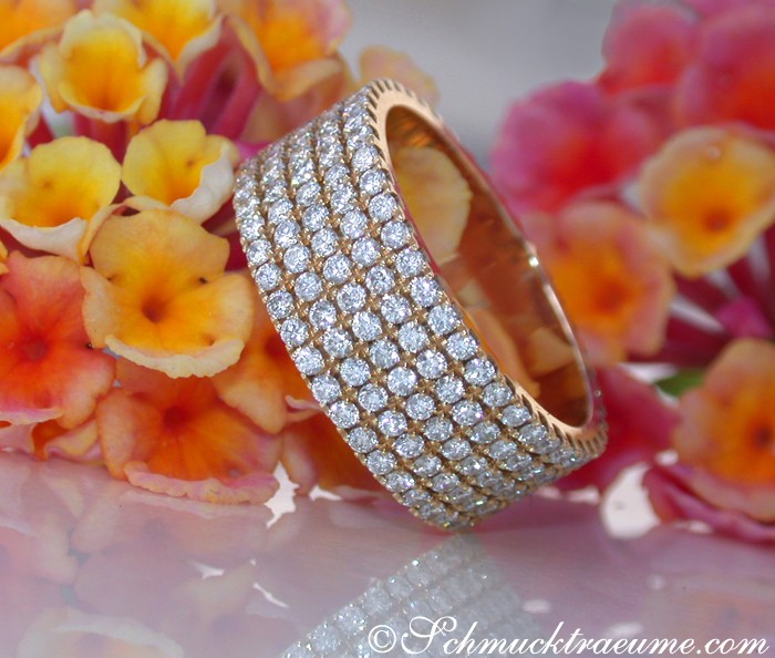 Detailansicht eines Diamanten Memory Rings aus Gelbgold 750 mit feinster Verarbeitung