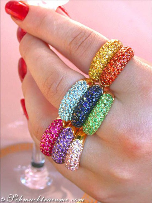 Edler Tsavorit Pavé Ring, Gold, Farbenpracht, Hand mit rotem Nagellack, Detailaufnahme