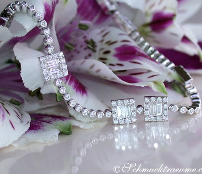 Edles Brillanten-Armband mit Baguette-Diamanten auf Blütenhintergrund Edles Brillanten-Armband mit Baguette-Diamanten auf Blütenhintergrund
