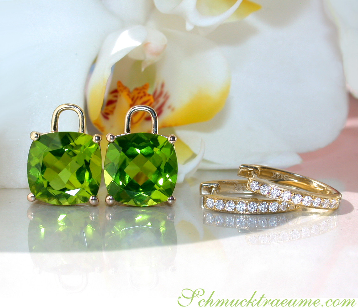 Peridot-Kissen-Ohrringe mit Diamanten, Gelbgold 585, Orchidee im Hintergrund