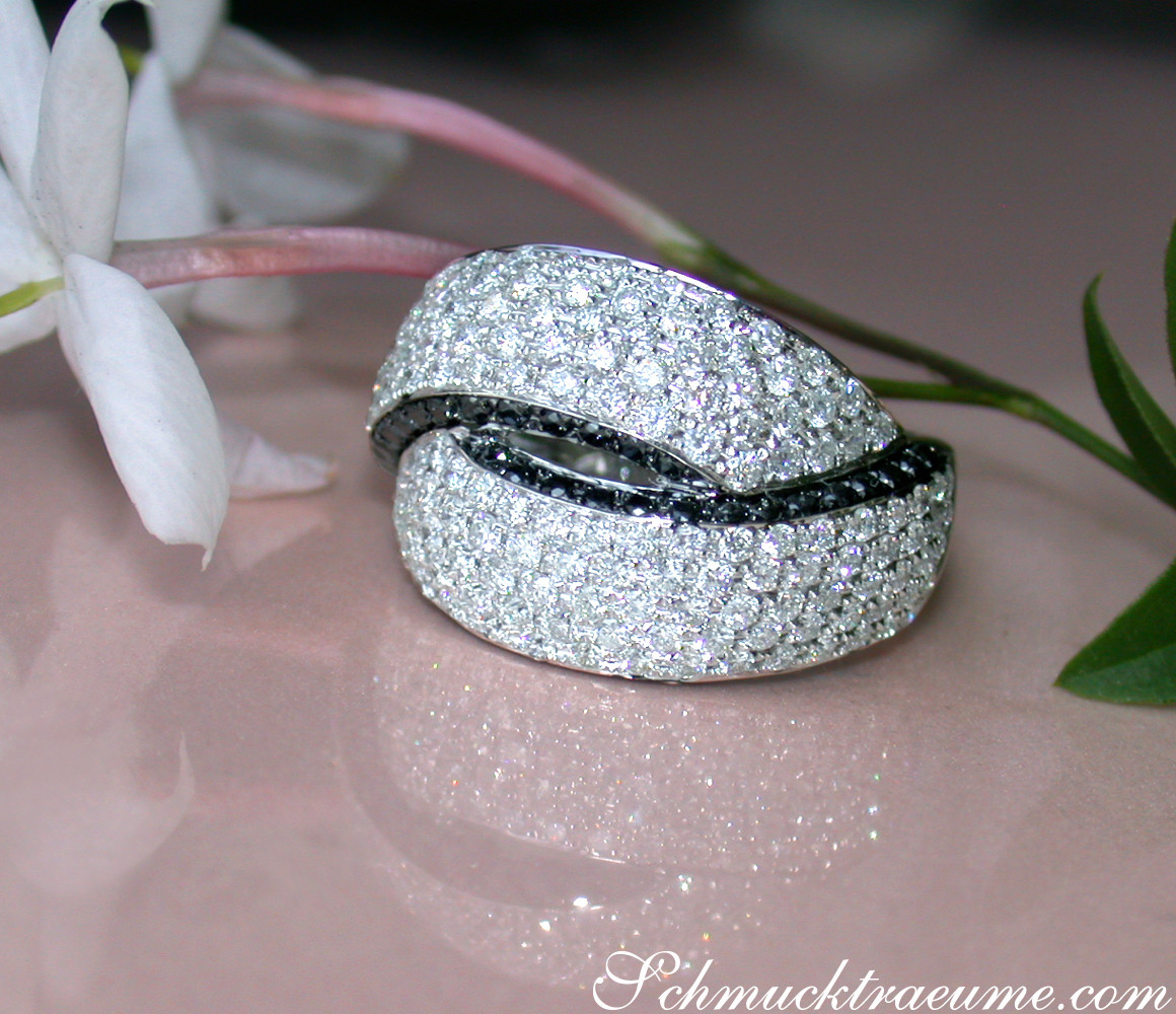 Schwarz-Weiß-Diamantring mit schwarzem Akzent, elegant auf Blüte gelegt