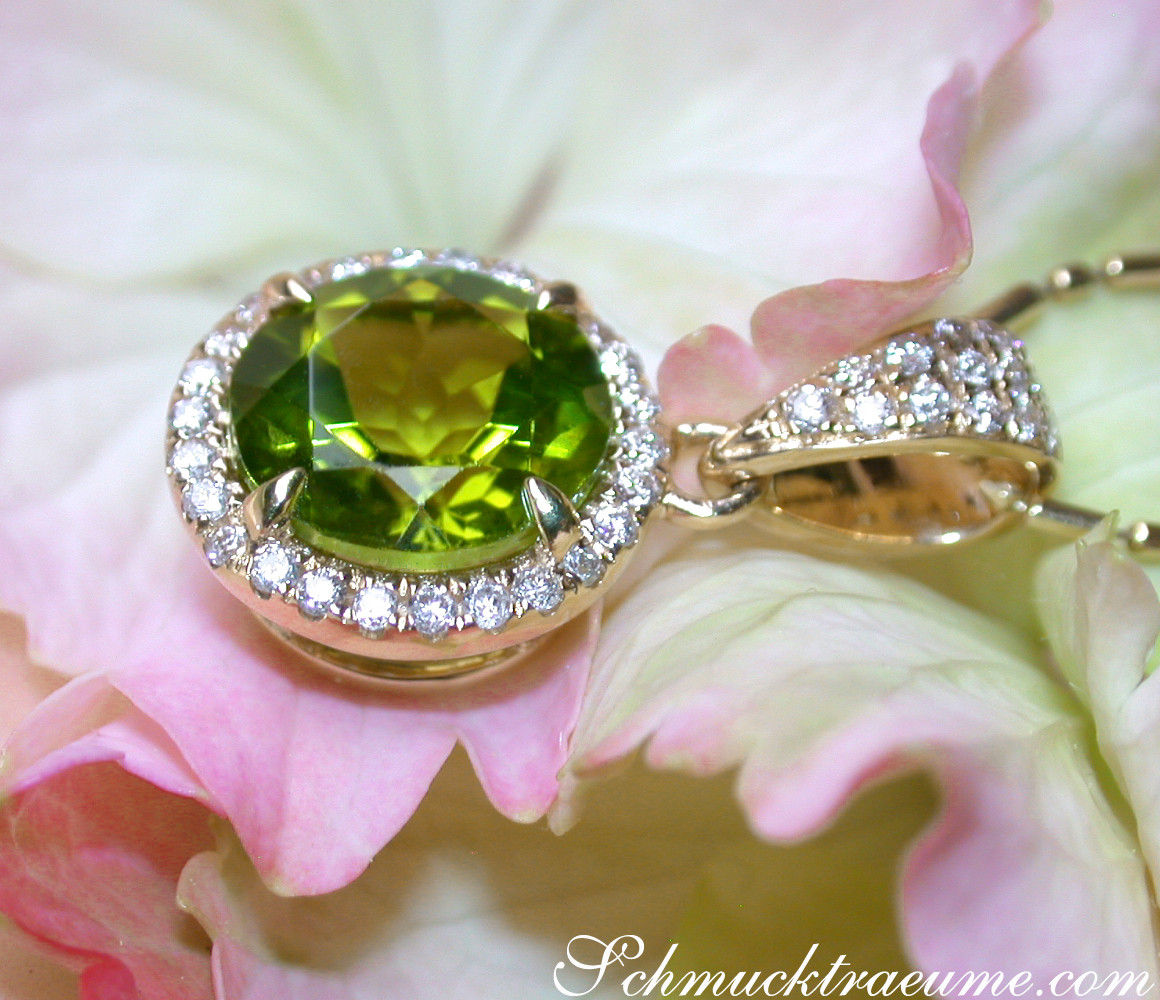 Peridot-Anhänger mit Diamanten auf Blume, Detailaufnahme