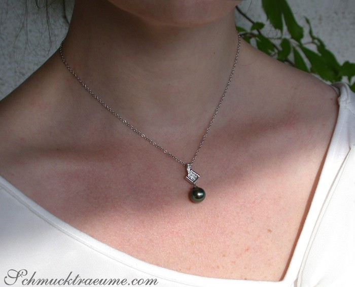 Silberkette mit Tahitiperlen-Anhänger und Diamanten, Detailansicht, elegant getragen