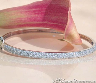 Schimmernder Diamantarmreif in Weißgold 585 mit Rosenblüte im Hintergrund