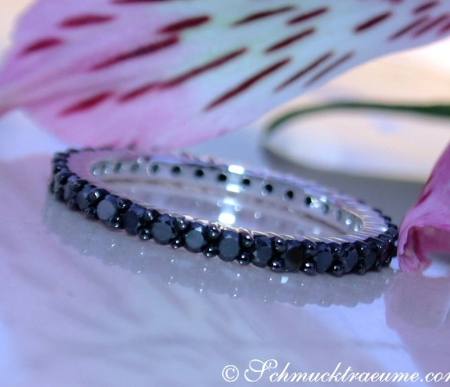 Schwarz-diamantiger Memory-Ring auf Blüte, Detailaufnahme, Weißgold 750 Schwarz-diamantiger Memory-Ring auf Blüte, Detailaufnahme, Weißgold 750