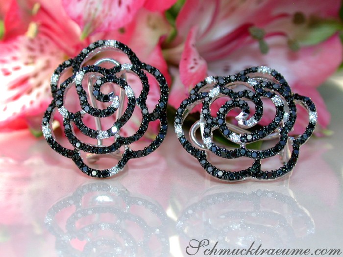 Schwarz-weiße Diamant-Rosenohrringe in Weißgold, Detailaufnahme.