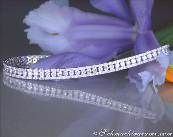 Weißgoldarmband mit 295 Brillanten, Detailaufnahme, blühender Blume im Hintergrund