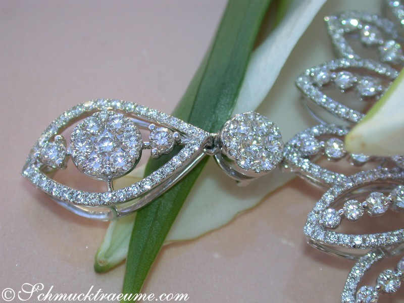 Detailaufnahme des aufwendig verzierten Brillanten-Anhängers mit abnehmbarer Öse.