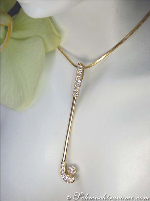 Goldene Golfclub-Anhänger mit Diamanten in Gelbgold 750, Detailaufnahme von oben