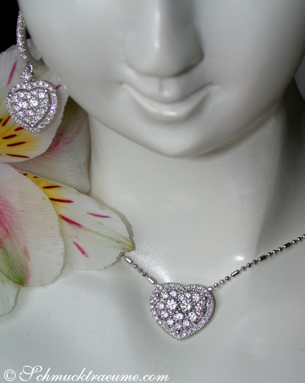 Herz-Anhänger mit Diamanten auf Kette, getragen auf Puppenkopf mit Blume