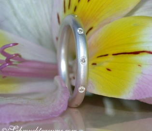 Edler Weißgold-Ring mit Sternenhimmel-Brillanten