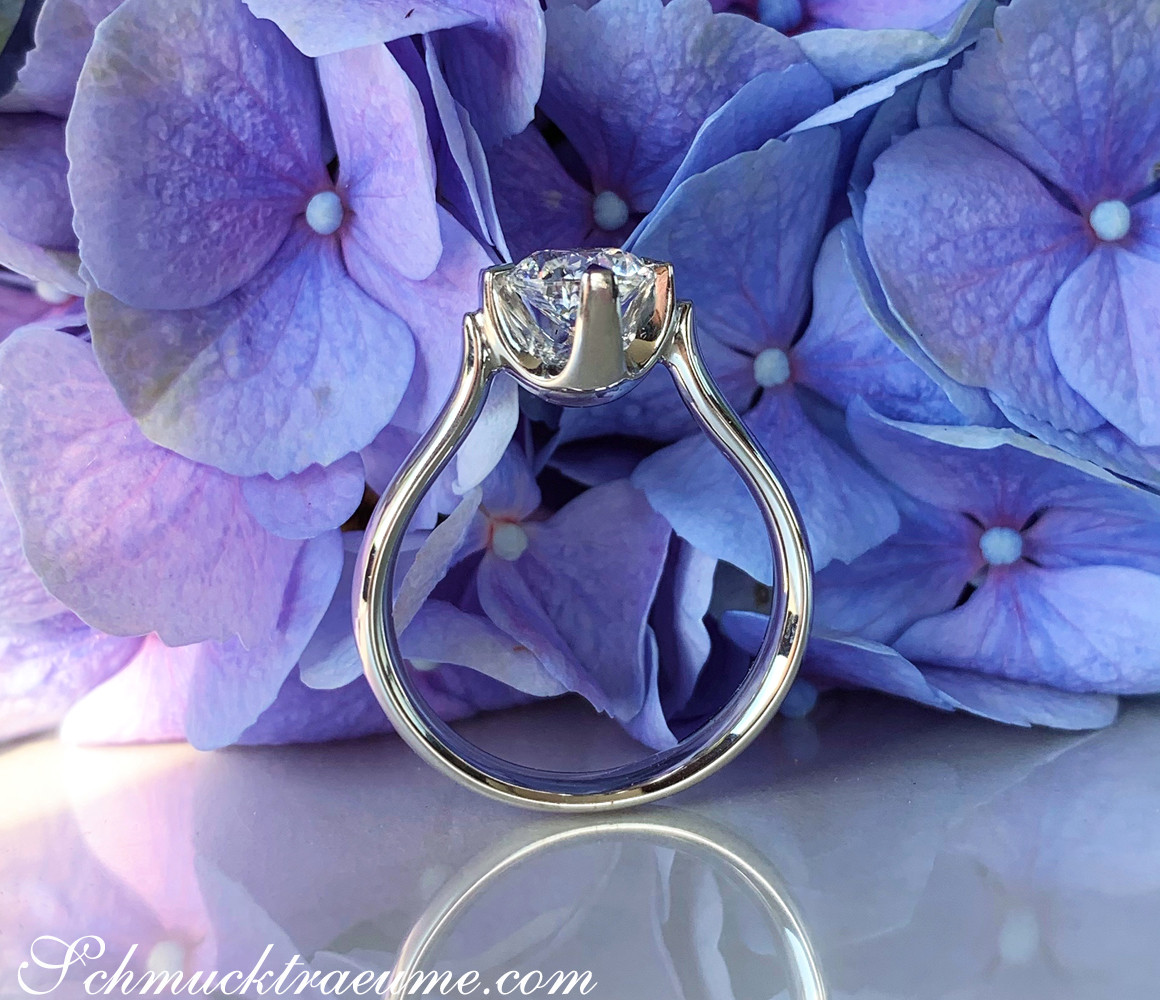 Blauer Hortensien-Hintergrund mit prunkvollem Brillant Solitär-Ring in Weißgold 750