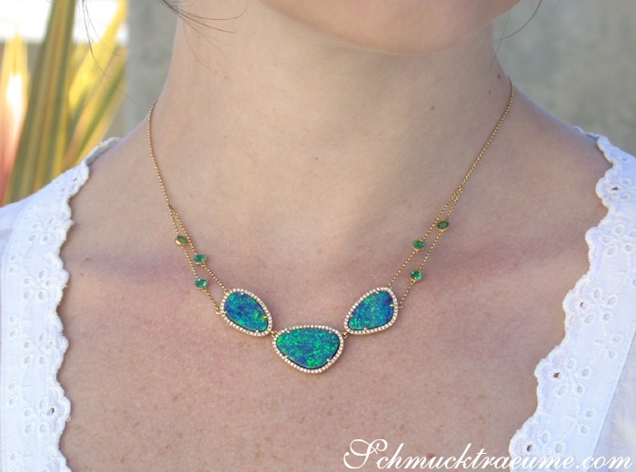 Goldene Boulder Opal Collier mit Smaragden und Brillanten, Detailaufnahme.
