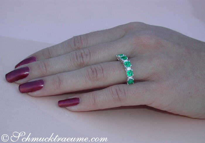Exquisiter Smaragd Ring mit Baguette Diamanten - Image 4
