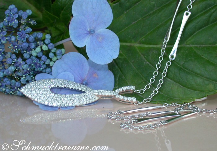 Weißgold 585-Collier mit Brillanten auf grünen Blättern, detailreiches Design, elegant.