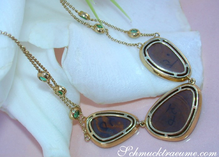 Goldene Boulder Opal-Collier mit Smaragden und Brillanten auf weichem Hintergrund