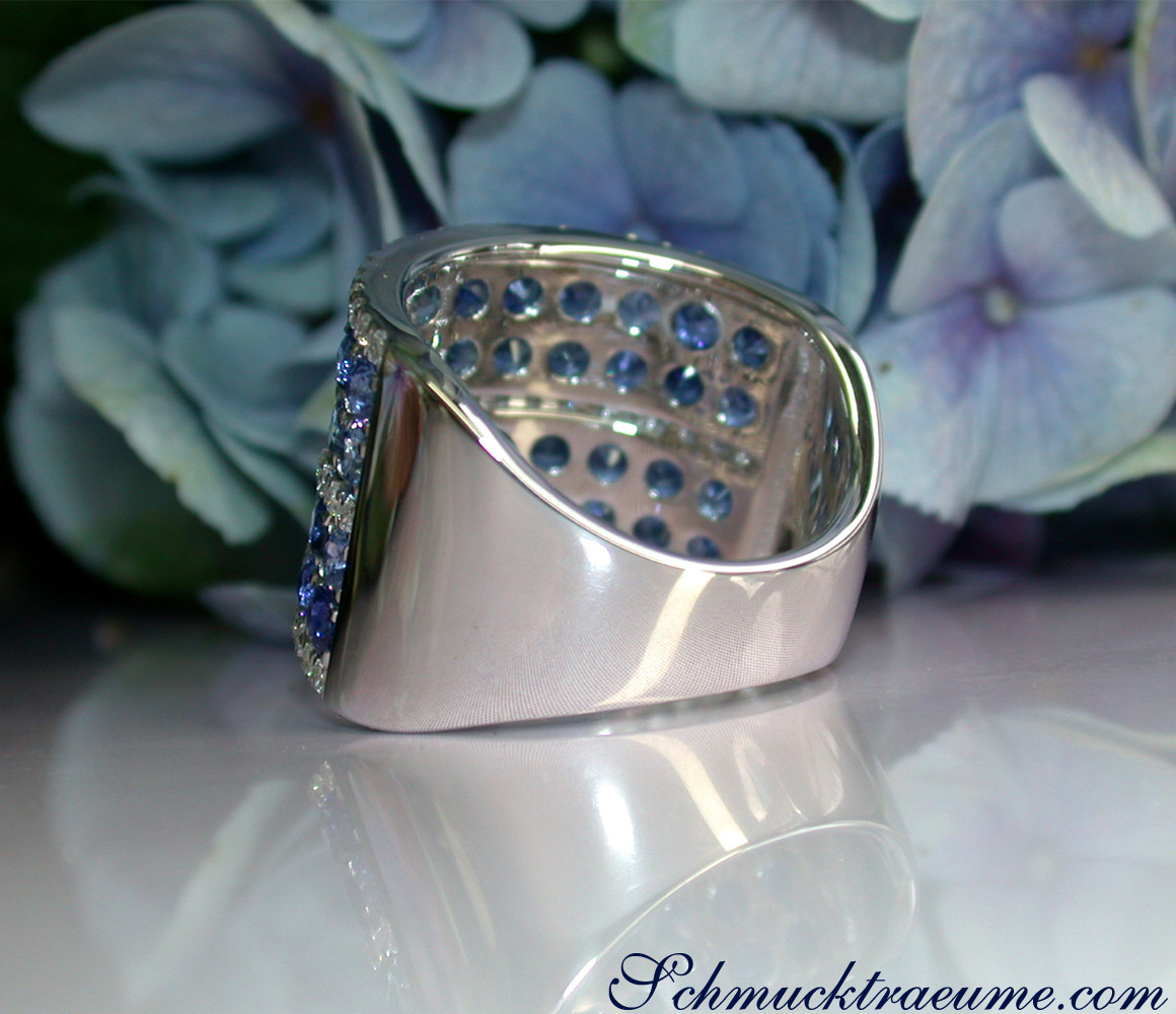 Schimmernder Saphir-Ring 'Melange' mit Brillanten, Detailaufnahme auf glänzender Oberfläche