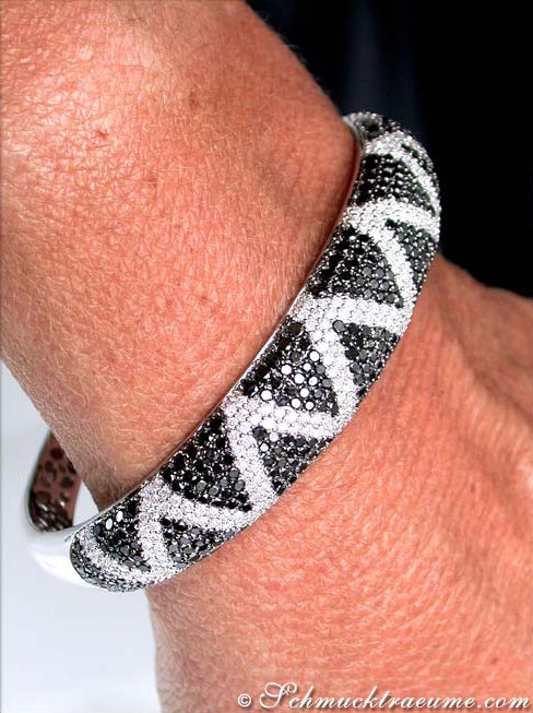 Detailaufnahme des Zig-Zag-Diamant-Armreifs im Weißgold 750