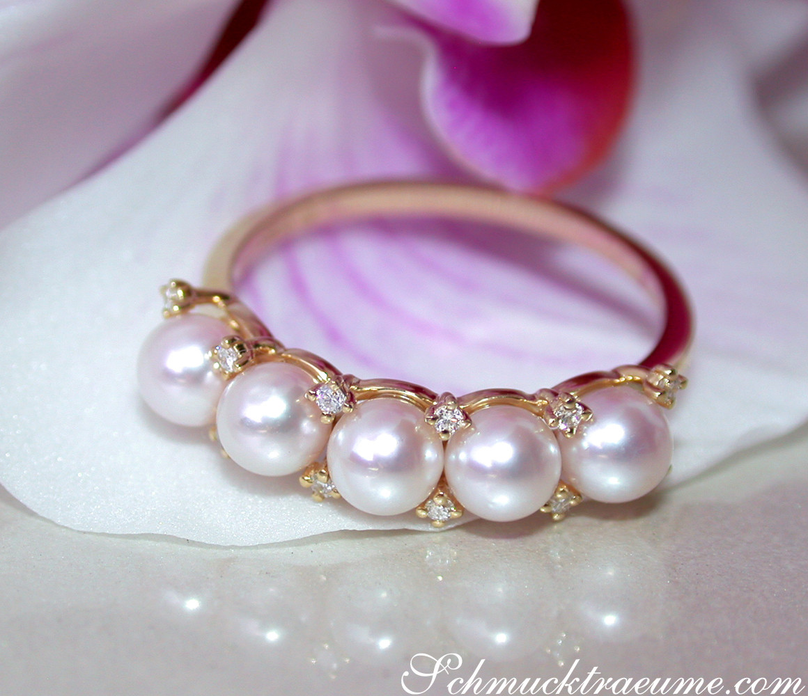Goldener Akoya Perlenring mit Diamanten auf Blüte, Detailaufnahme