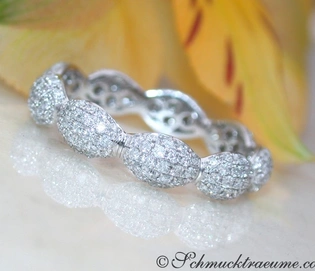 Feinster Brillant Pavé Memory Ring in Weißgold mit 1.020 Karat W SI Diamanten