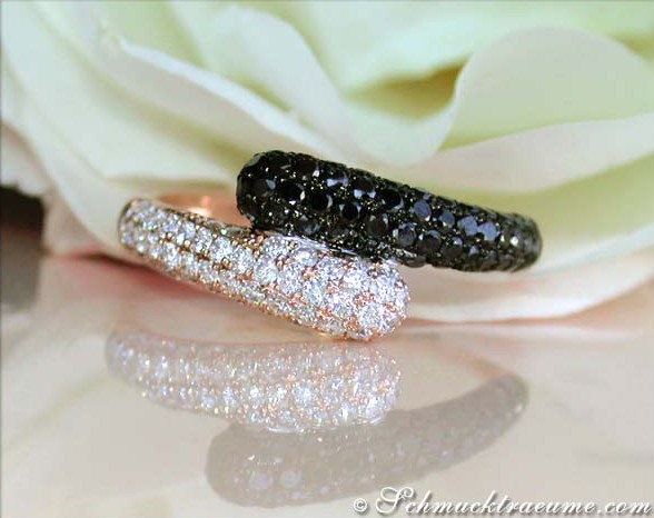 Schwarzer und weißer Diamant-Ring auf Blüte, Detailaufnahme