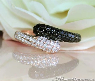 Schwarzer und weißer Diamant-Ring auf Blüte, Detailaufnahme