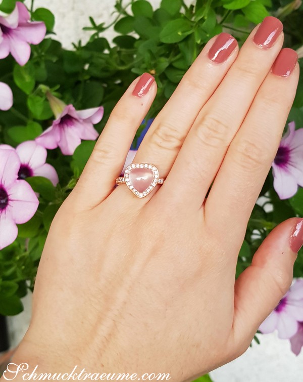 Rosenquarz-Herz-Ring mit Brillanten in Roségold 750, Detailansicht vor Blüten