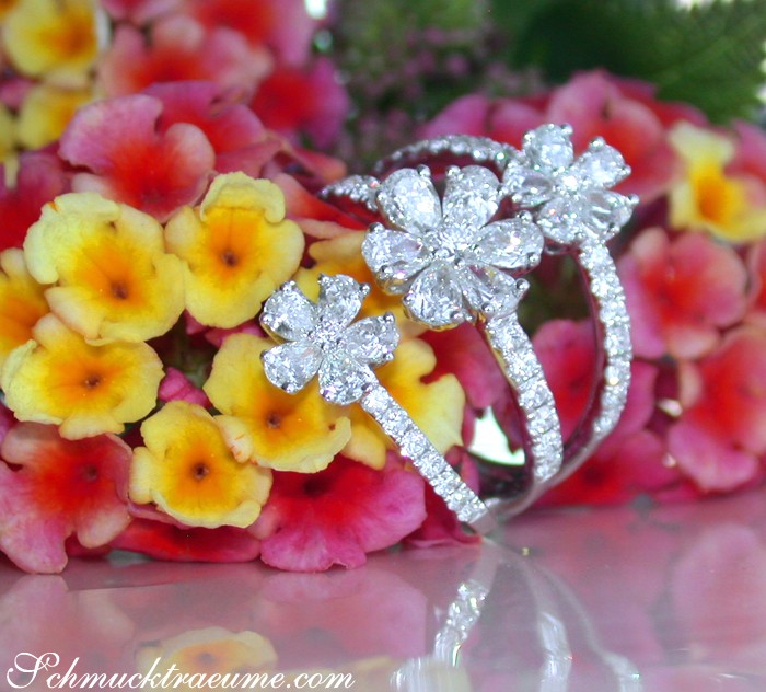 Blüten-Diamantring im Weißgold, 2.390 Karat, TW VS, detailreich mit funkelnden Steinen.