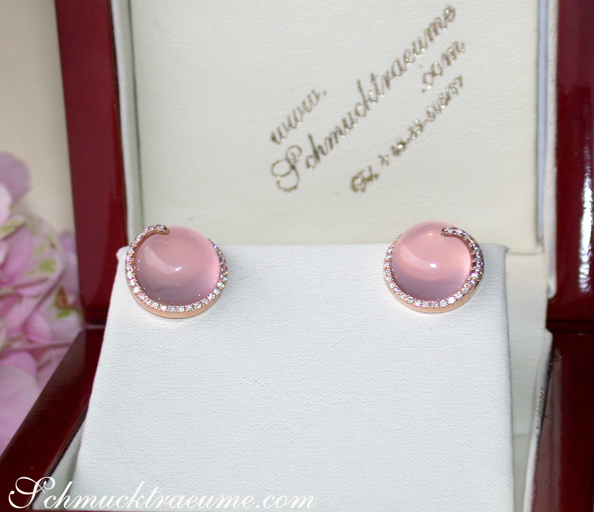 Rosenquarz-Ohrstecker mit Brillanten auf Schmuckkarte